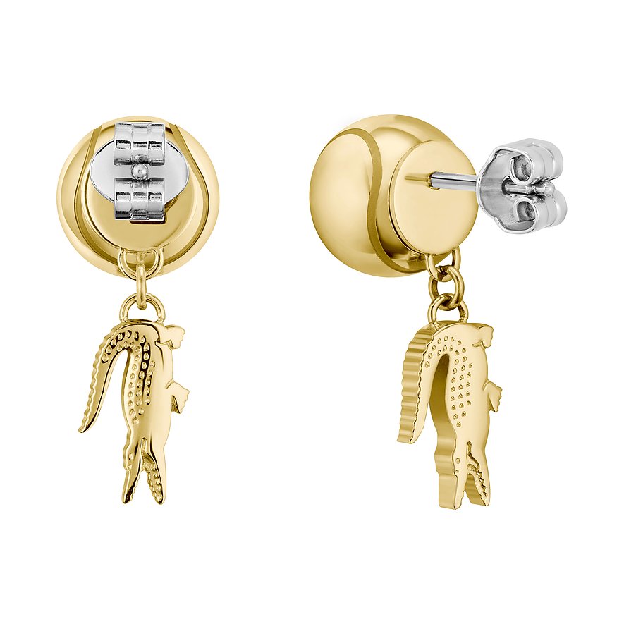 Twee Lacoste oorknoppen van goudkleurig edelstaal met krokodillenhangers, close-up op witte achtergrond.