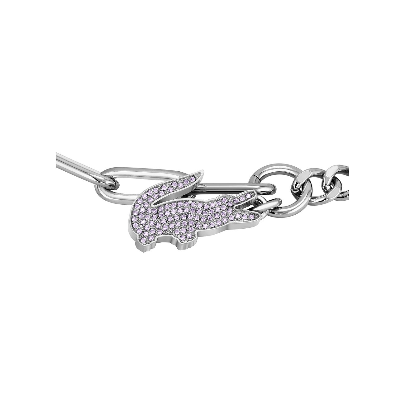 Close-up van Lacoste roestvrijstalen armband met krokodillenbedel, versierd met paarse Swarovski-kristallen.
