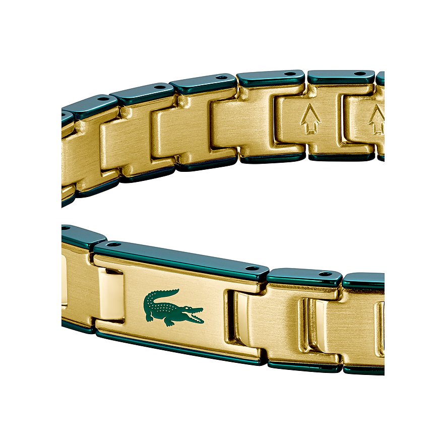 Close-up van een goudkleurige Lacoste roestvrijstalen armband met donkergroene accenten en het krokodillenlogo.