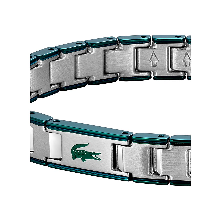 Close-up van Lacoste armband in geborsteld roestvrij staal met groene schakels en het Lacoste krokodillogo.