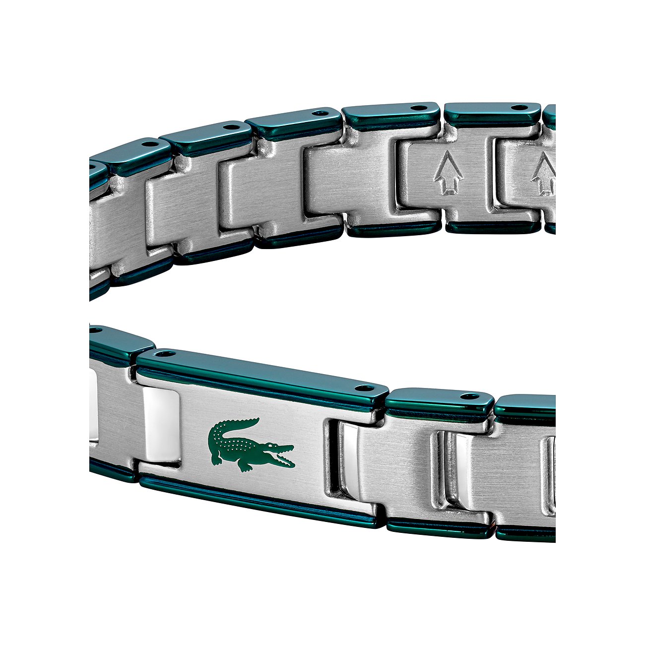 Close-up van Lacoste armband in geborsteld roestvrij staal met groene schakels en het Lacoste krokodillogo.