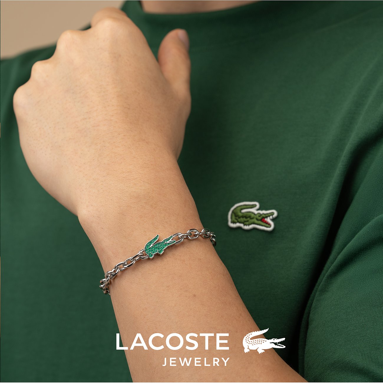 Lacoste Armschmuck Armband aus Edelstahl mit einem grünen Kroko-Logo aus Farbstein auf einer Kette