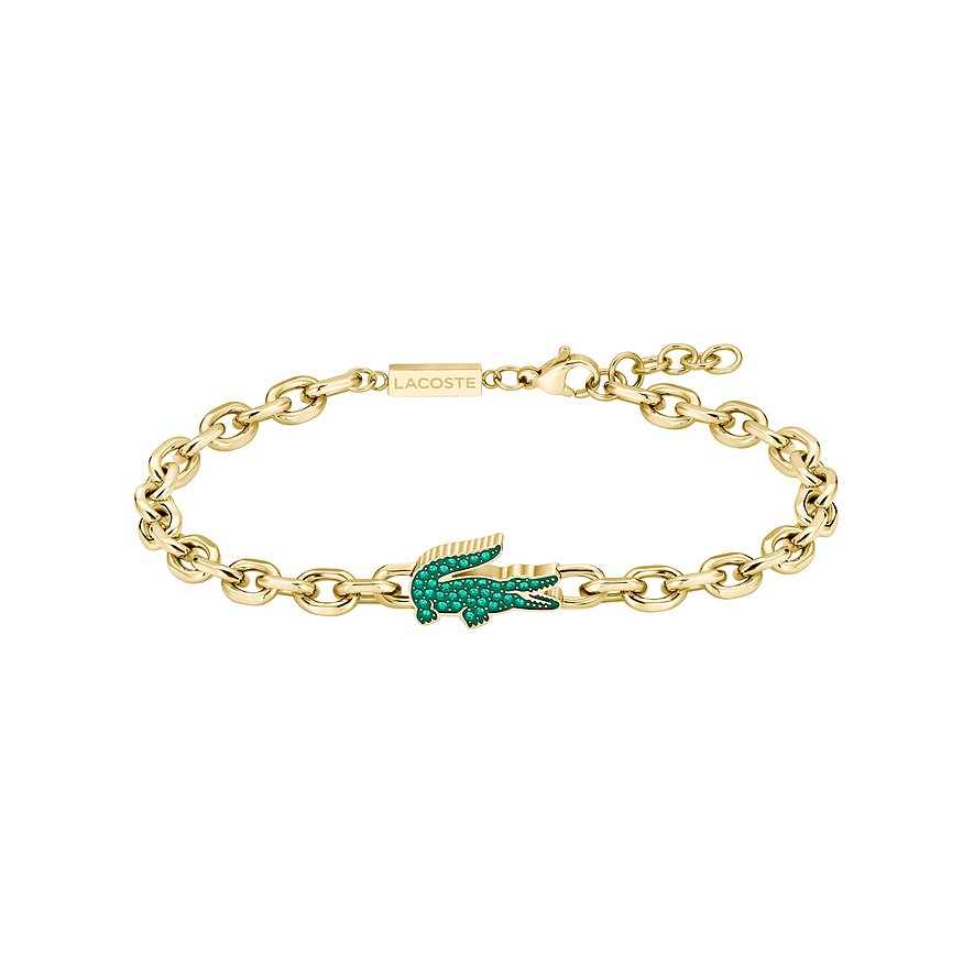 Lacoste Armband aus goldenem Edelstahlgliedern mit einem Krokodil-Anhänger, der mit grünen Kristallen besetzt ist.