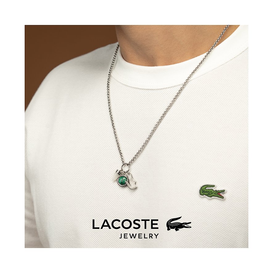 Nahaufnahme einer Person in weißem T-Shirt, die eine Lacoste Halskette aus Edelstahl mit Malachit-Anhänger trägt.