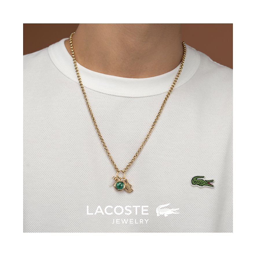 Lacoste Edelstahl-Halskette mit goldfarbenem Kesselmuster, grünem Malachit-Anhänger und Krokodil-Symbol.