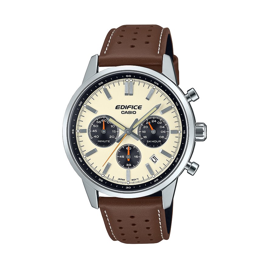 Casio Herrenuhr aus Edelstahl mit braunem Lederarmband und hellem Zifferblatt, auf einer weißen Fläche präsentiert.