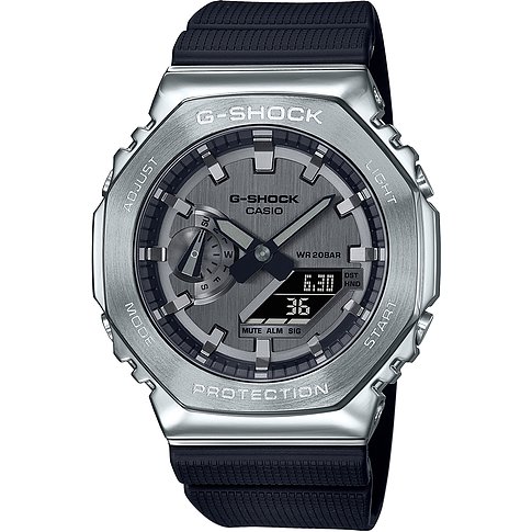 Eine G-Shock Herrenuhr aus Edelstahl mit dunklem Zifferblatt und schwarzem Armband, frontal vor weißem Hintergrund.