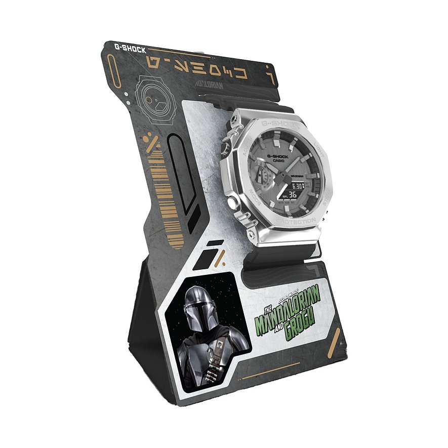 G-Shock Herrenuhr aus Edelstahl in Silber mit digitaler Anzeige auf einem Ständer mit „The Mandalorian“-Design.