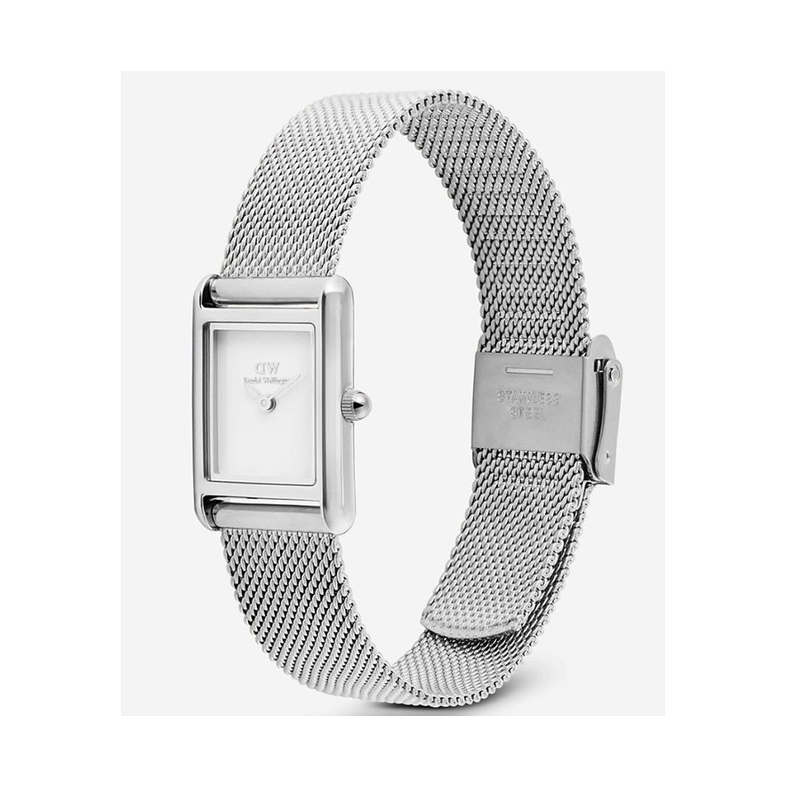 Eine Daniel Wellington Damenuhr aus Edelstahl mit rechteckigem Zifferblatt und silberfarbenem Milanaise-Armband.
