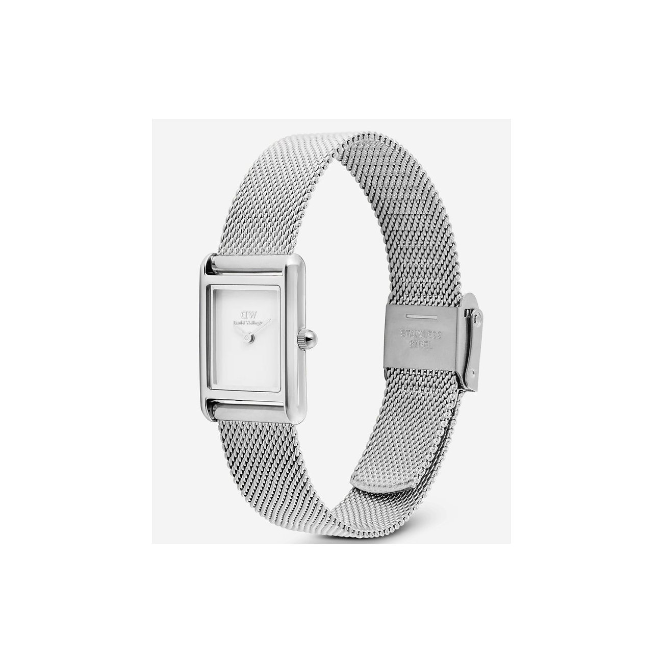 Eine Daniel Wellington Damenuhr aus Edelstahl mit rechteckigem Zifferblatt und silberfarbenem Milanaise-Armband.