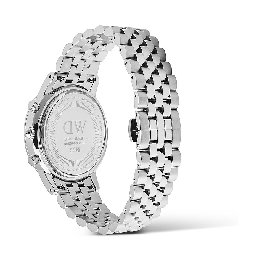 Rückseite einer Daniel Wellington Herrenuhr aus Edelstahl, mit Gravur und glänzendem Gliederarmband.