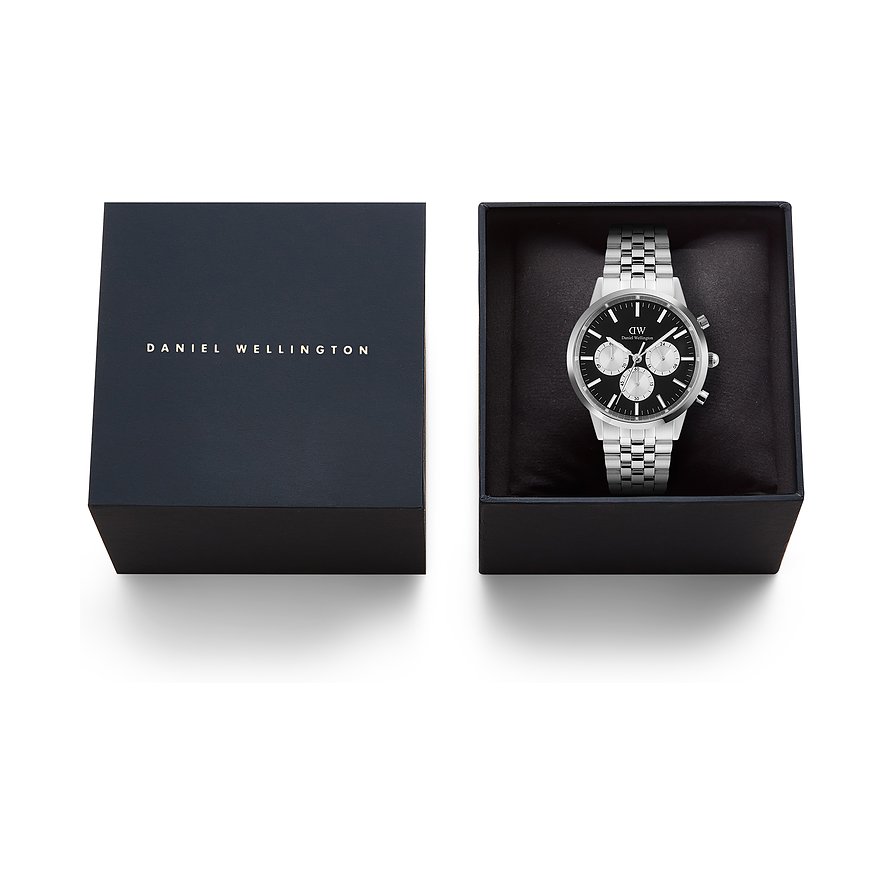 Eine Daniel Wellington Herrenuhr aus Edelstahl mit schwarzem Zifferblatt in einer Verpackung.