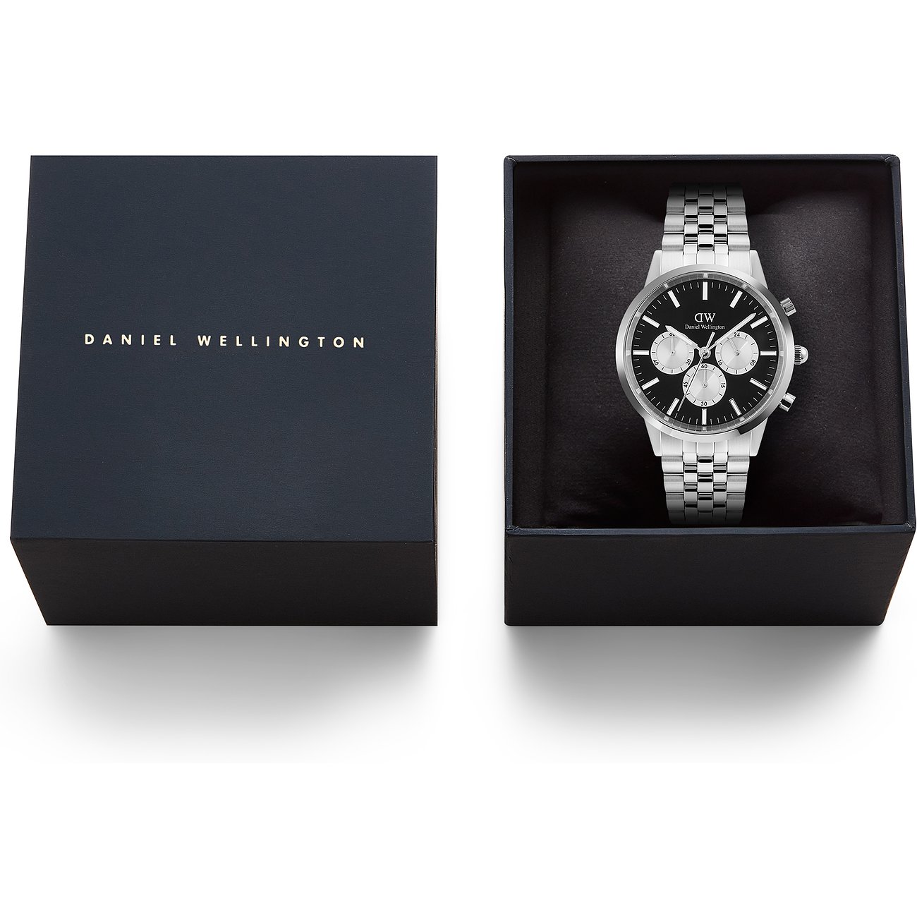 Eine Daniel Wellington Herrenuhr aus Edelstahl mit schwarzem Zifferblatt in einer Verpackung.