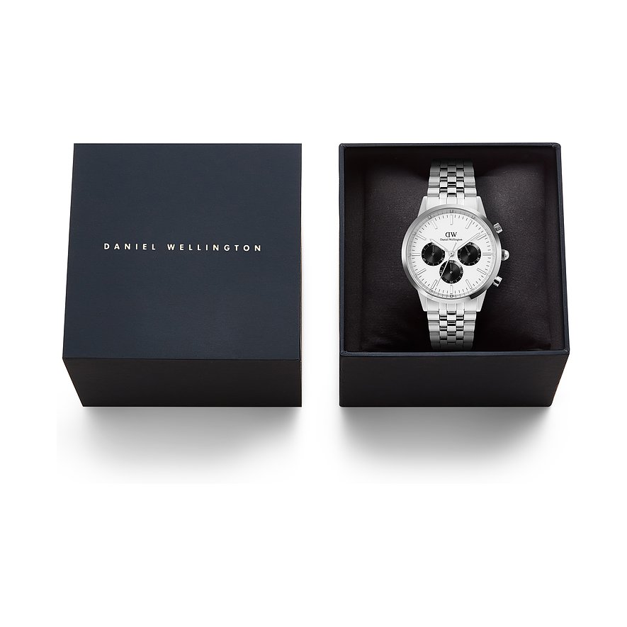 Eine Daniel Wellington Herrenuhr aus Edelstahl in einer offenen schwarzen Box. Die Uhr hat ein weißes Zifferblatt.