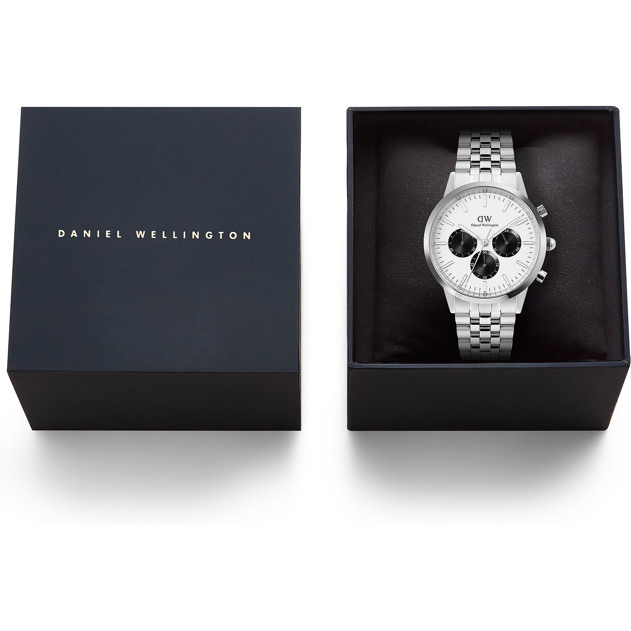 Eine Daniel Wellington Herrenuhr aus Edelstahl in einer offenen schwarzen Box. Die Uhr hat ein weißes Zifferblatt.
