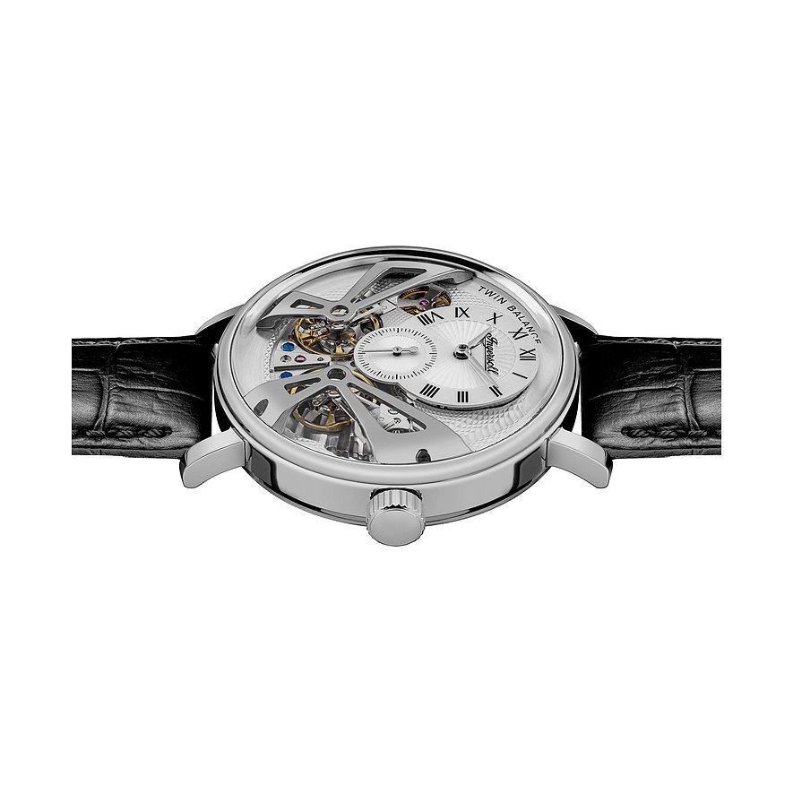 Nahaufnahme einer Ingersoll Herrenuhr aus blauem und silberfarbenen Edelstahl, die das skelettierte Zifferblatt zeigt.