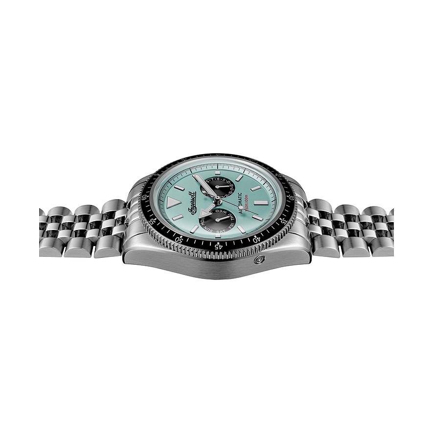 Nahaufnahme der Ingersol Herrenuhr aus Edelstahl, schräg von oben gesehen, mit türkisem Zifferblatt und silbernem Armband.