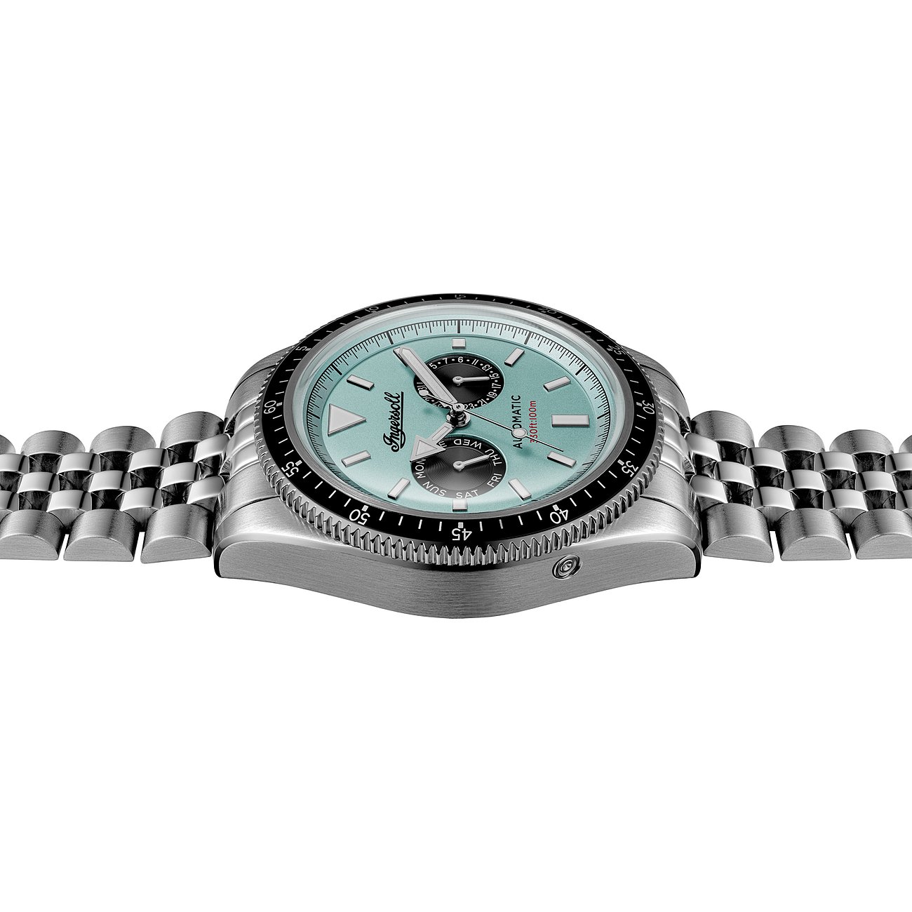 Nahaufnahme der Ingersol Herrenuhr aus Edelstahl, schräg von oben gesehen, mit türkisem Zifferblatt und silbernem Armband.