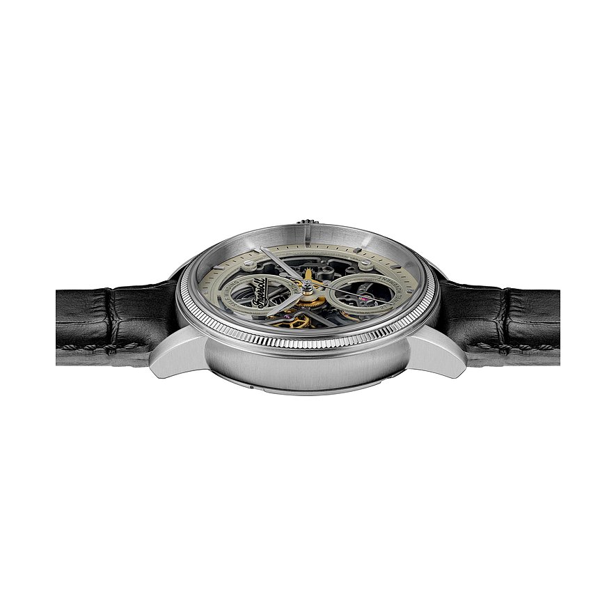 Seitenansicht der Ingersoll Herrenuhr aus Edelstahl mit Skelettzifferblatt und schwarzem Kroko-Armband.