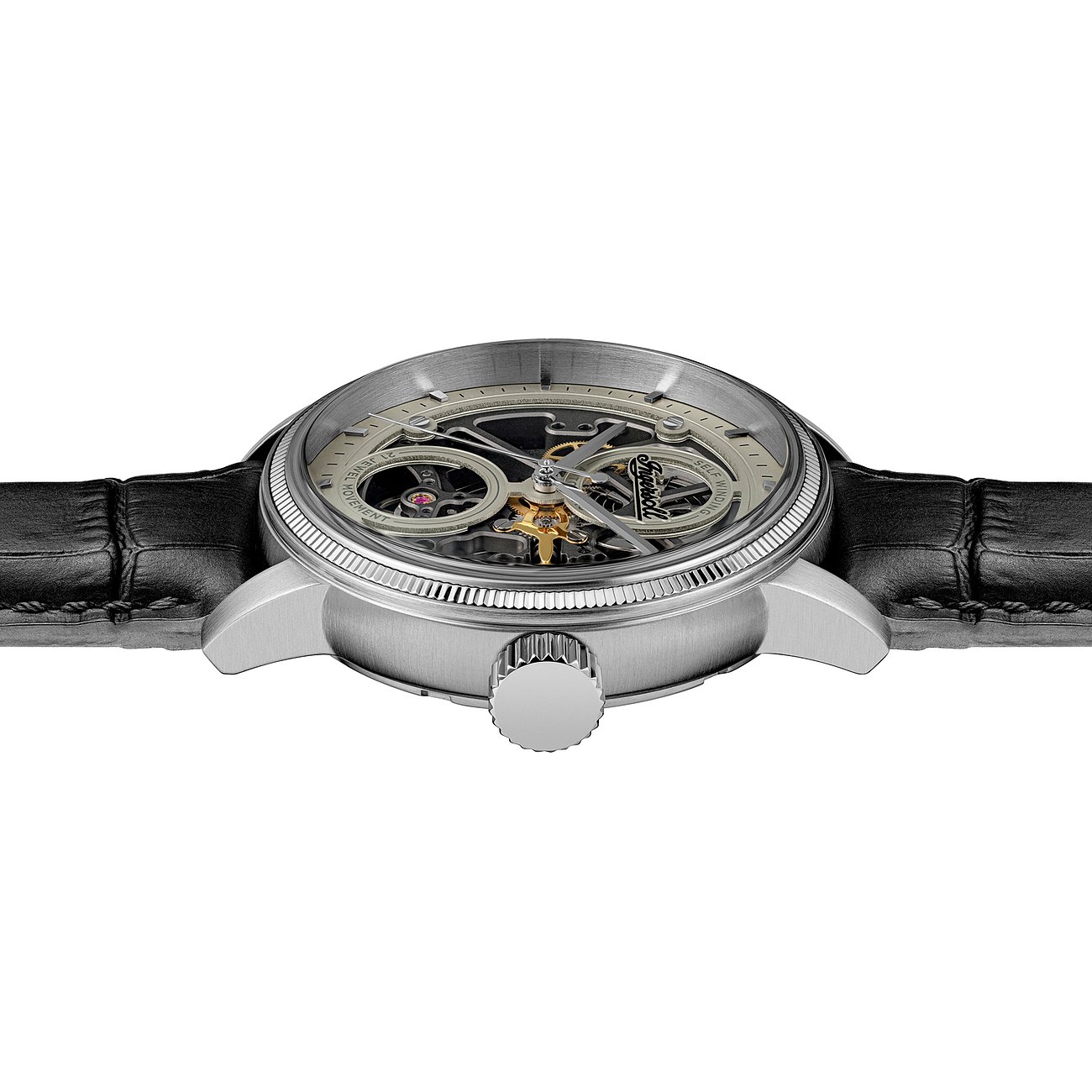 Seitenansicht der Ingersoll Herrenuhr aus Edelstahl mit Skelettzifferblatt und schwarzem Krokolederarmband.