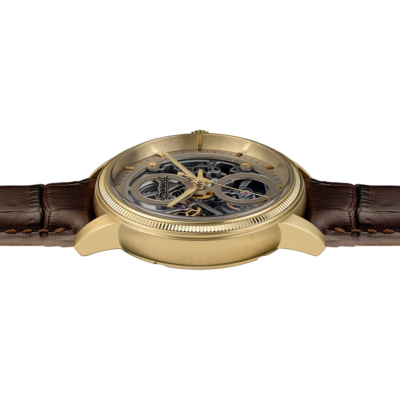 Seitenansicht einer goldfarbenen Ingersoll Herrenuhr aus Edelstahl mit Skelettzifferblatt und braunem Lederarmband.