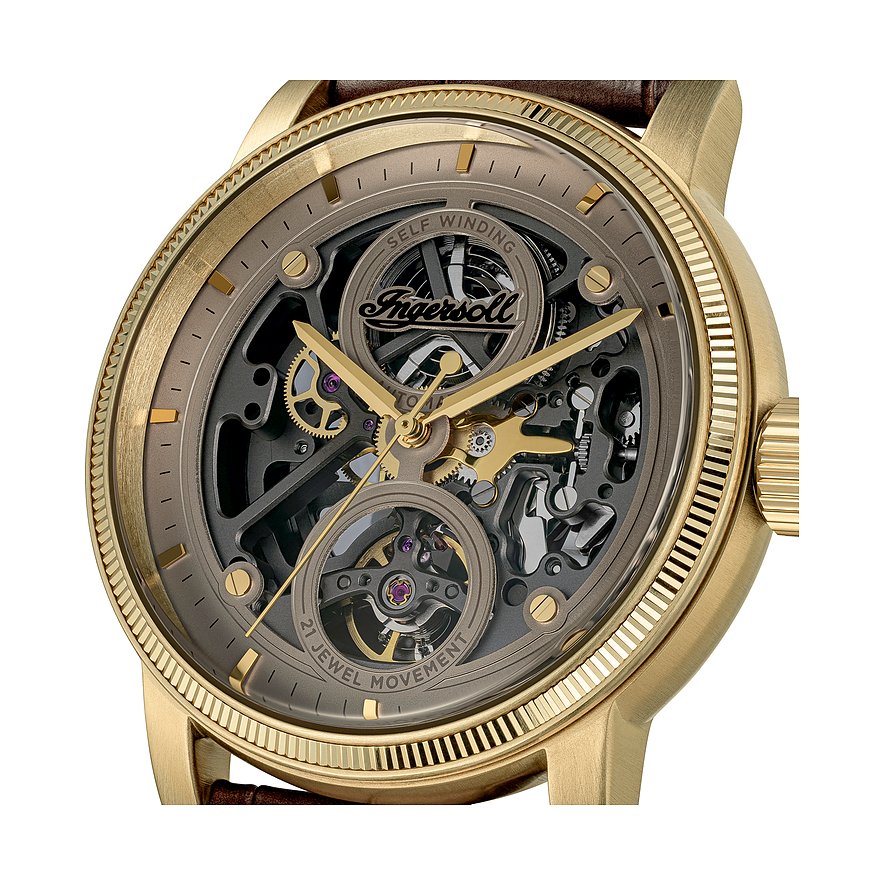 Nahaufnahme einer Ingersoll Herrenuhr aus goldfarbenem Edelstahl mit freiliegendem Uhrwerk und braunem Armband.