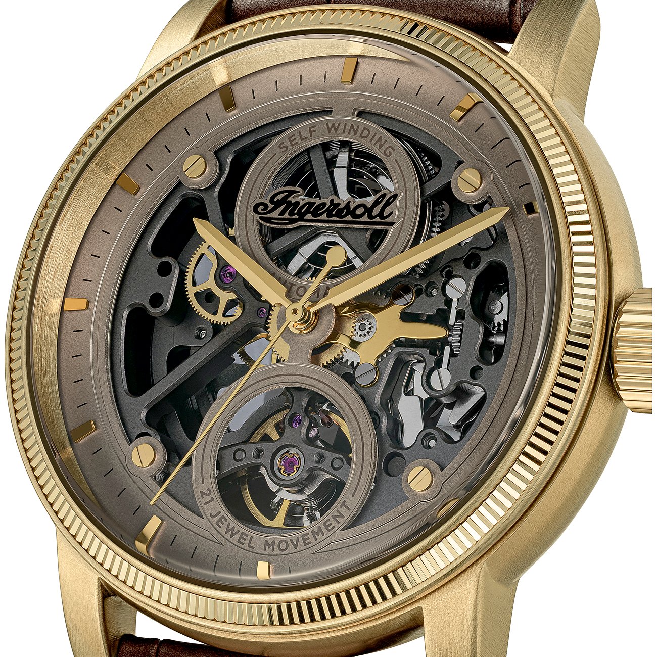 Nahaufnahme einer Ingersoll Herrenuhr aus goldfarbenem Edelstahl mit freiliegendem Uhrwerk und braunem Armband.