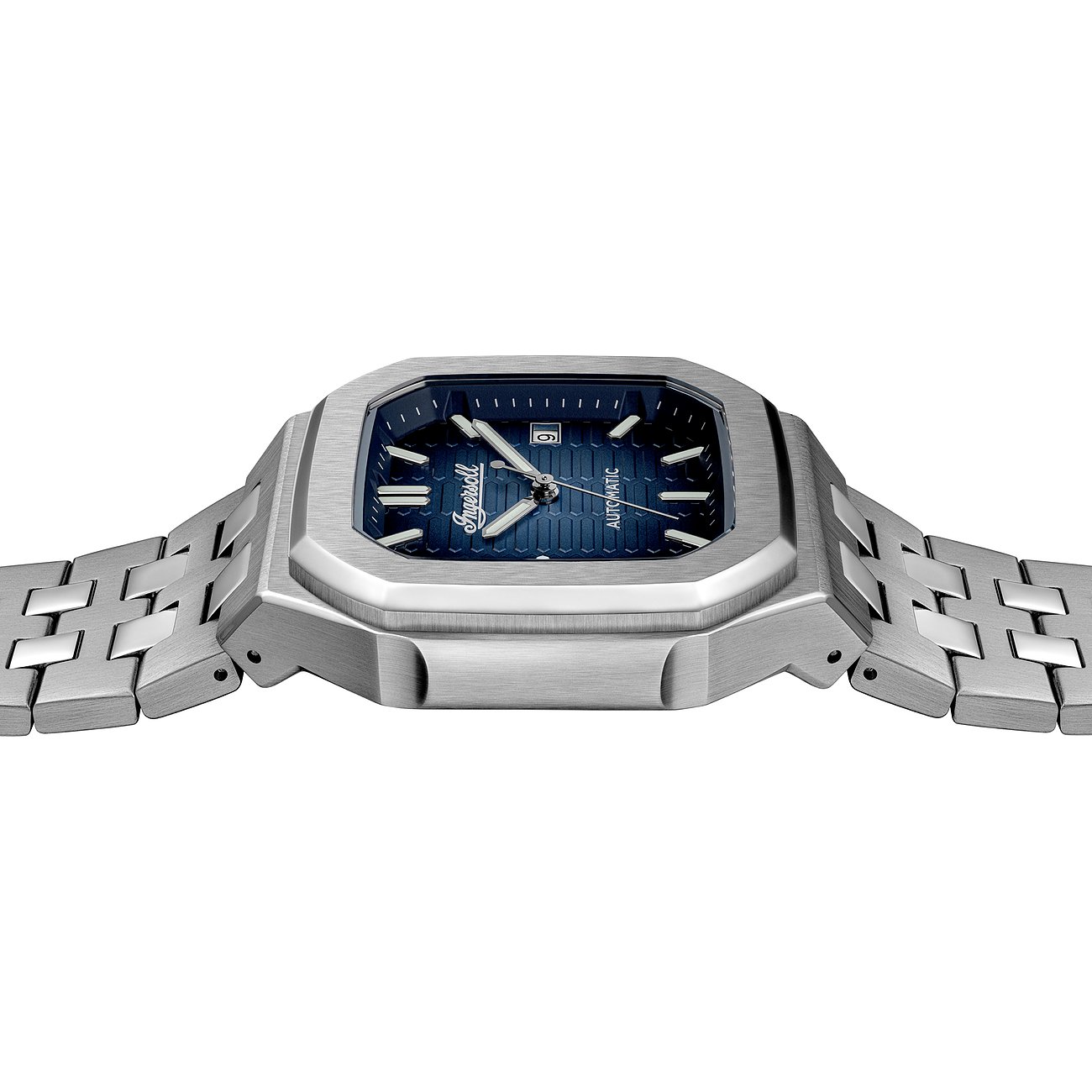 Eine Edelstahl Ingersoll Herrenuhr, mit blauem Zifferblatt und silbernem Gliederarmband, aus der Draufsicht.