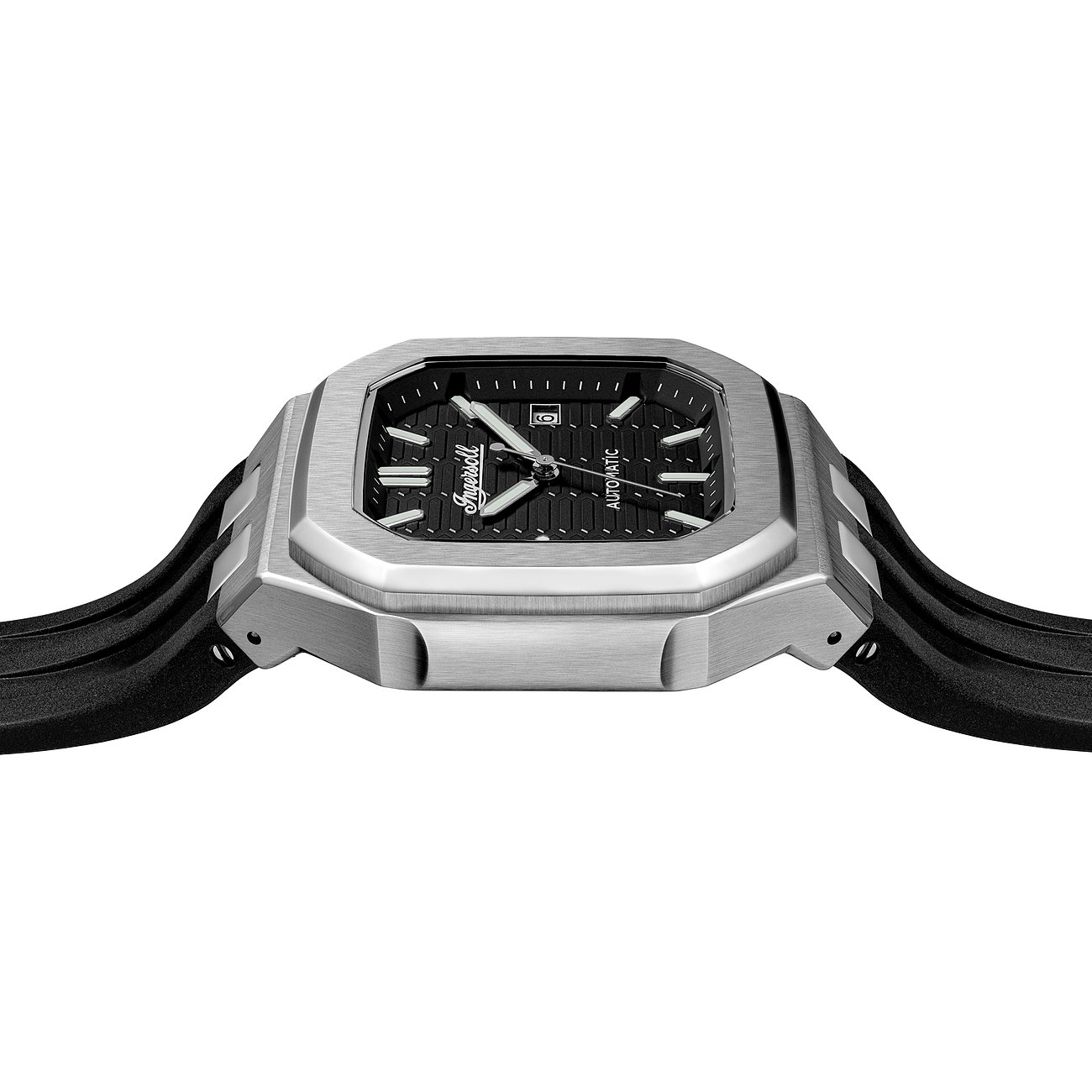 Nahaufnahme einer Ingersoll Herrenuhr mit quadratischem Gehäuse aus gebürstetem Edelstahl und schwarzem Zifferblatt.