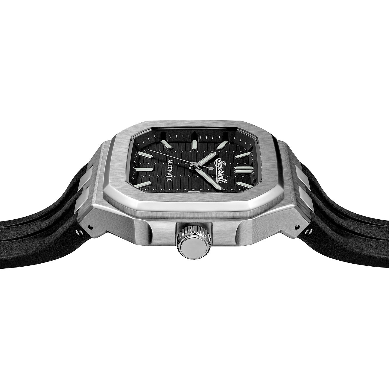 Seitenansicht einer sportlichen Ingersoll Herrenuhr aus Edelstahl mit eckigem Gehäuse und schwarzem Zifferblatt.