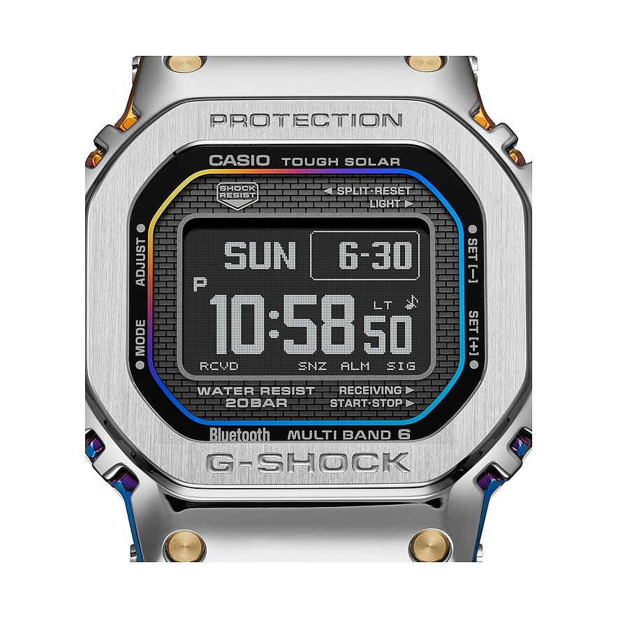 Nahaufnahme der digitalen G-Shock Herrenuhr aus Edelstahl mit leuchtendem Zifferblatt.