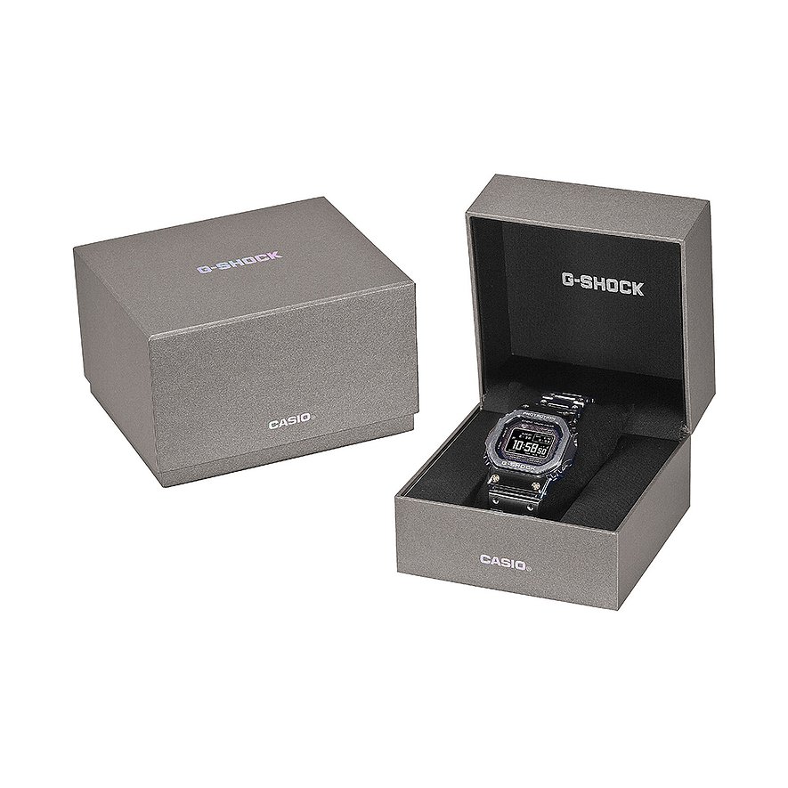 Eine G-Shock Herrenuhr aus Edelstahl in geöffneter grauer Geschenkbox, mit einer geschlossenen Box daneben.
