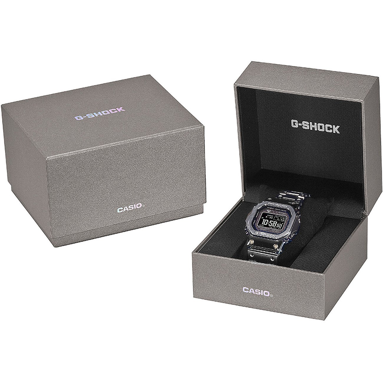 Eine G-Shock Herrenuhr aus Edelstahl in geöffneter grauer Geschenkbox, mit einer geschlossenen Box daneben.