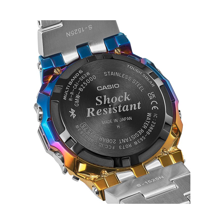 Die Rückseite einer G-Shock Herrenuhr aus Edelstahl, detailreich mit Gravuren und mehrfarbigem Gehäuse.