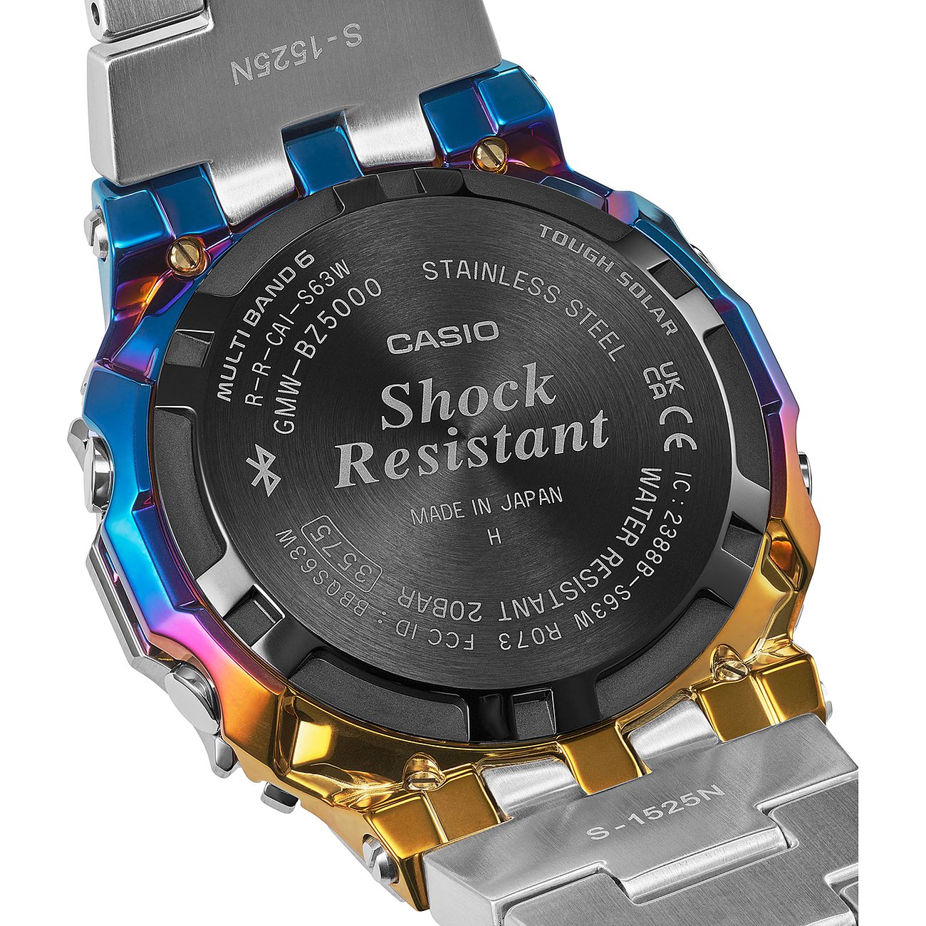 Die Rückseite einer G-Shock Herrenuhr aus Edelstahl, detailreich mit Gravuren und mehrfarbigem Gehäuse.
