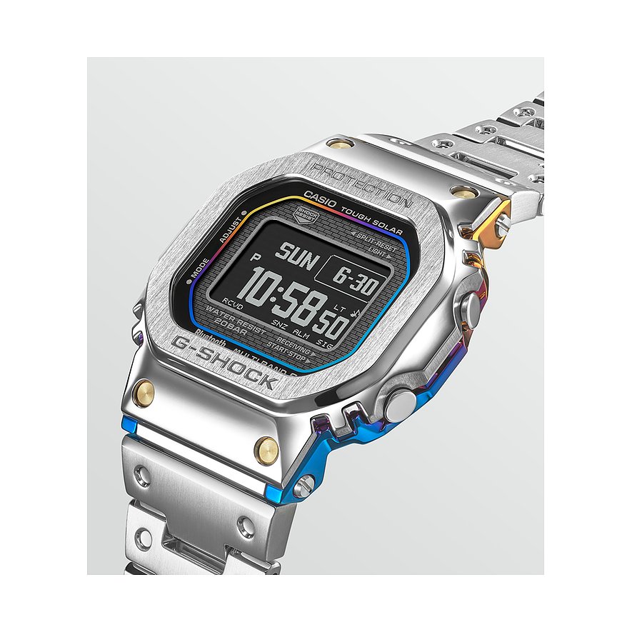 Nahaufnahme der digitalen G-Shock Herrenuhr aus Edelstahl mit Solarfunktion und Bluetooth in silber, gold und blau.