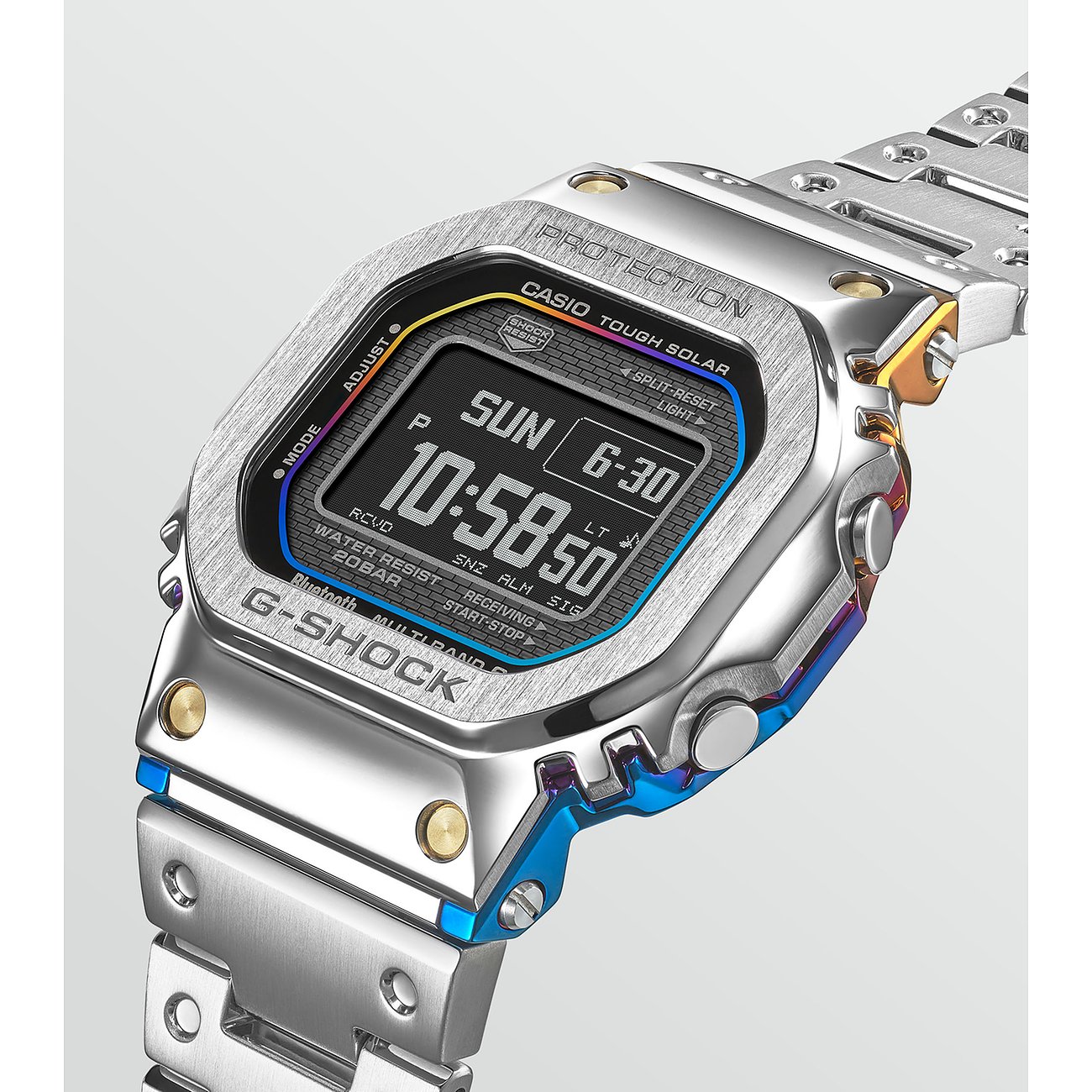 Nahaufnahme der digitalen G-Shock Herrenuhr aus Edelstahl mit Solarfunktion und Bluetooth in silber, gold und blau.