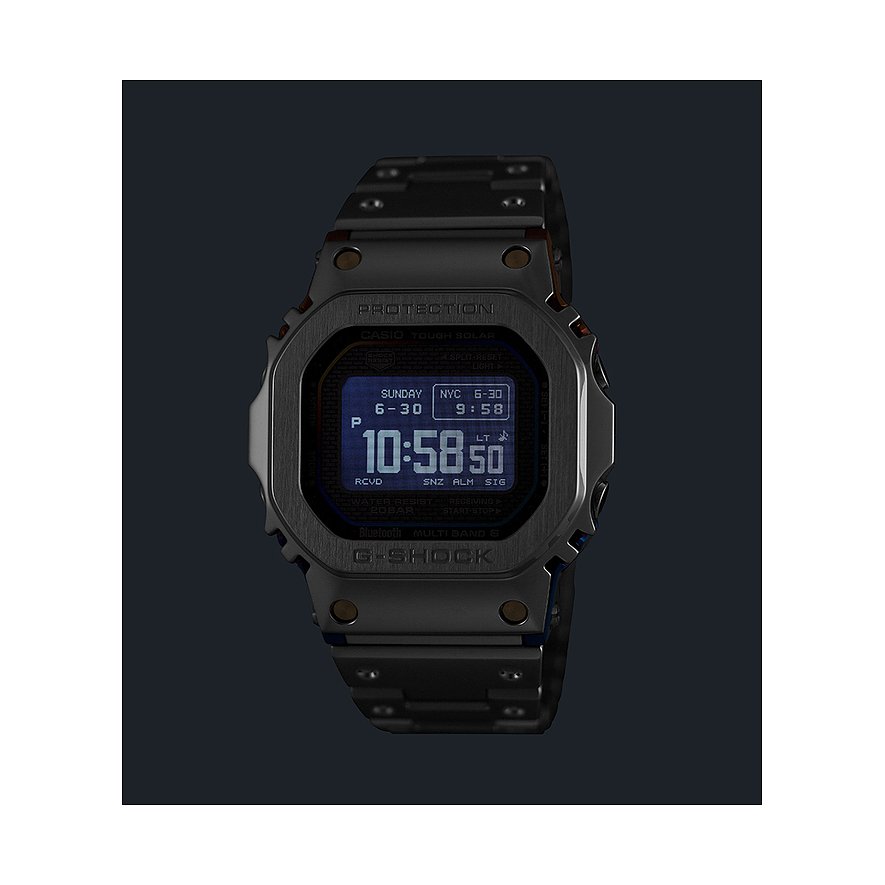 Dunkelgraue G-Shock Herrenuhr aus Edelstahl, schräg von vorne vor dunklem Hintergrund.