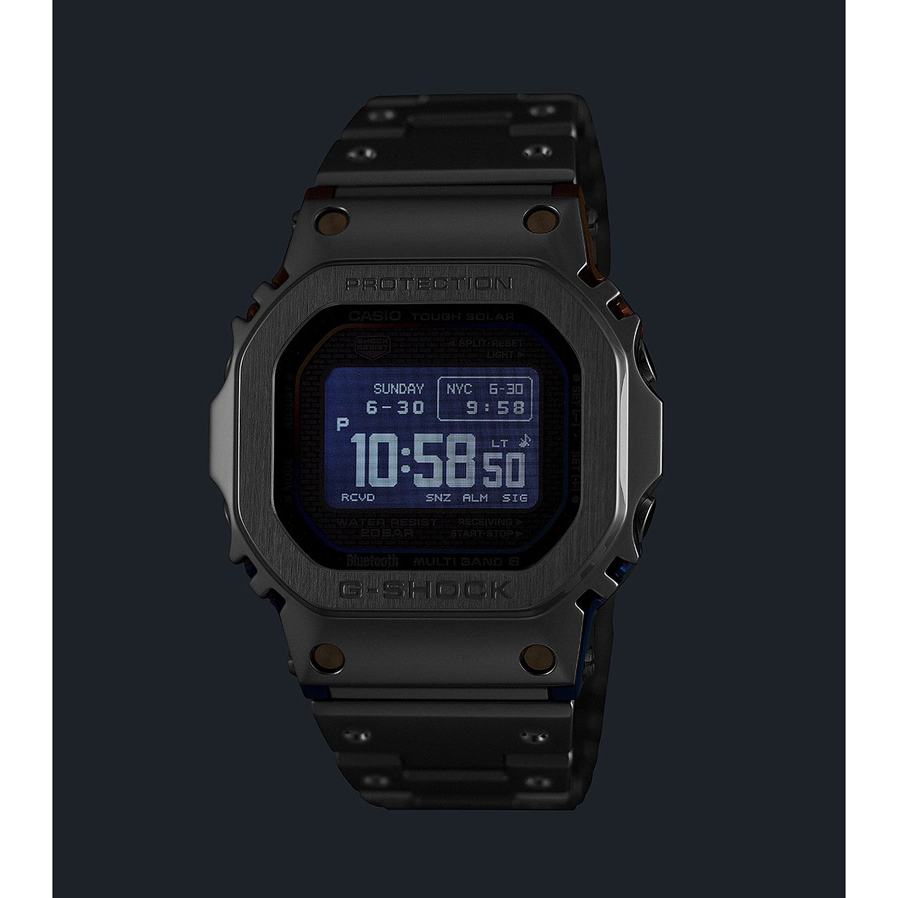 Dunkelgraue G-Shock Herrenuhr aus Edelstahl, schräg von vorne vor dunklem Hintergrund.