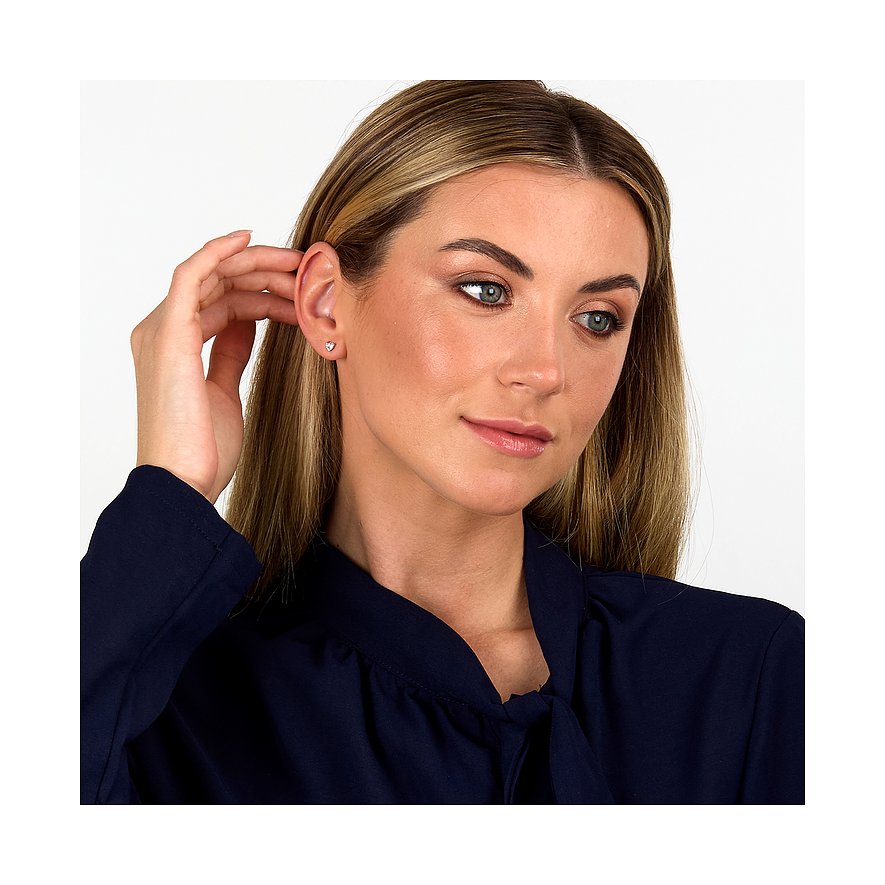 Nahaufnahme eines Live Diamond Ohrsteckers aus weißem recyceltem 375er Gold mit Diamanten am Ohr einer Frau.