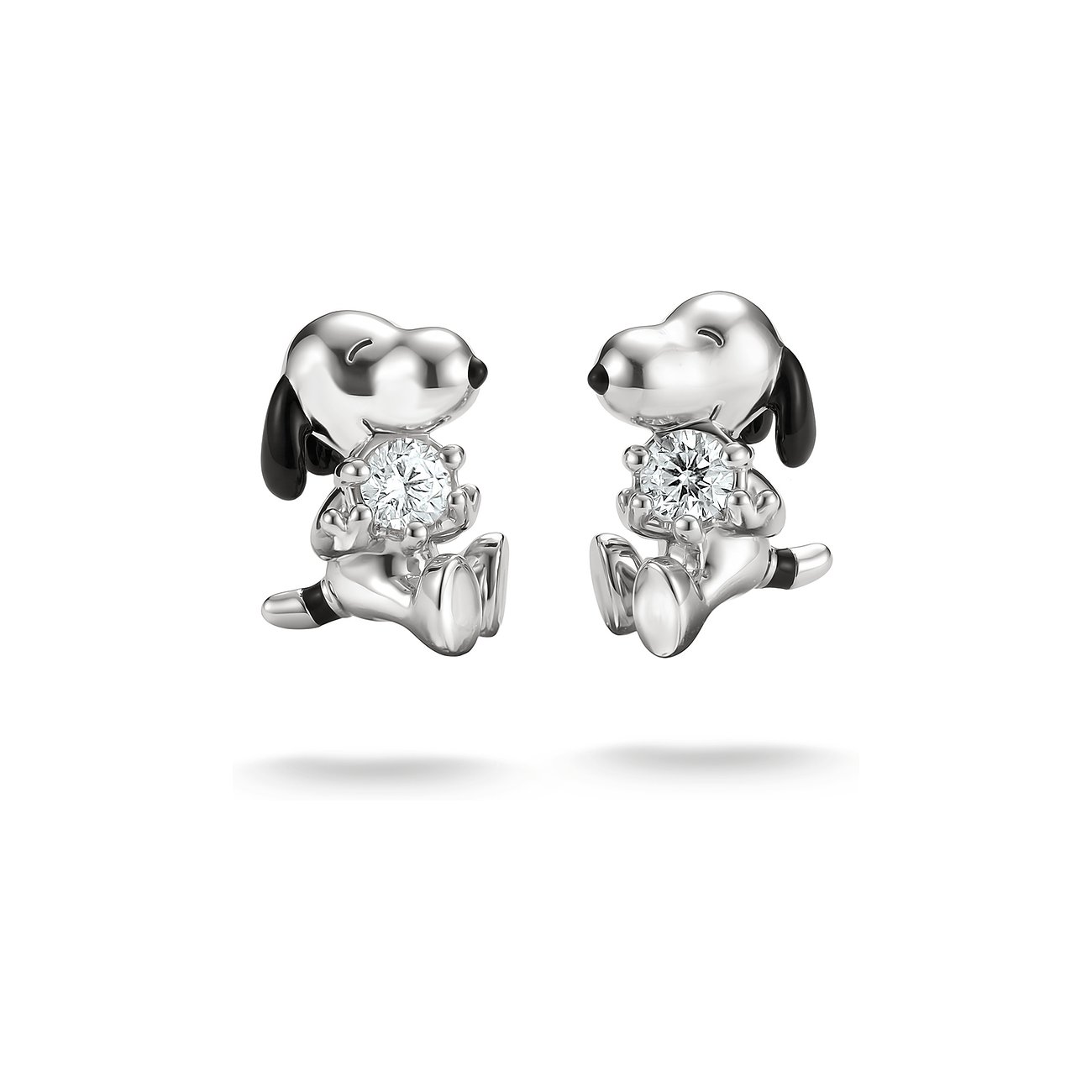 Zwei Thomas Sabo Ohrstecker aus 925er Silber und Emaille in Form von Snoopy, der einen klaren Zirkonia in den Pfoten hält.