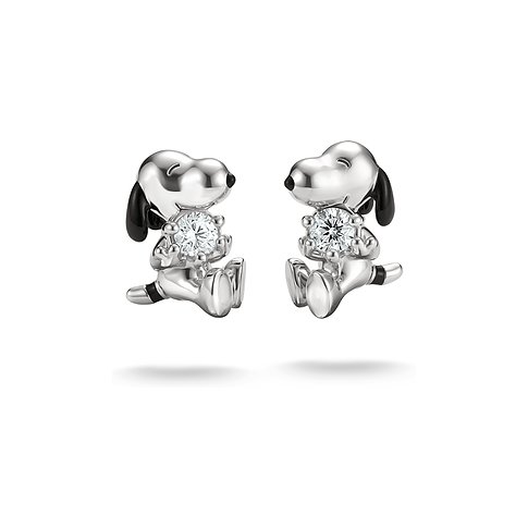 To Thomas Sabo ørestikker i 925 sterlingsølv og emalje, formet som Snoopy, der holder en klar zirkonia i poterne.
