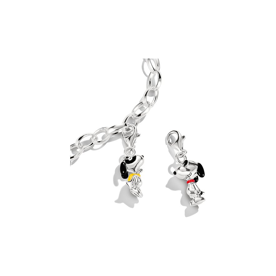 Thomas Sabo Anhängerschmuck: Zwei Snoopy Charms aus Silber und Emaille. Einer trägt ein gelbes Hemd, der andere ein rotes Halsband.