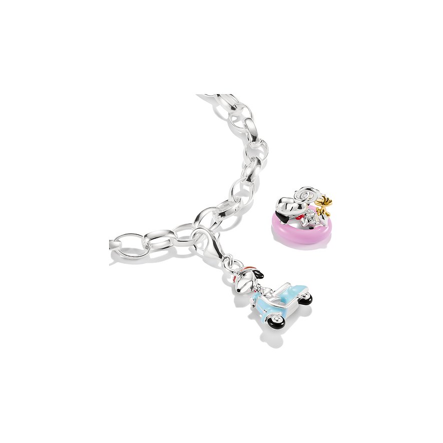 Ein glänzendes Thomas Sabo Armband aus 925er Silber mit zwei Snoopy Anhängern mit Emaille-Details auf weißem Grund.