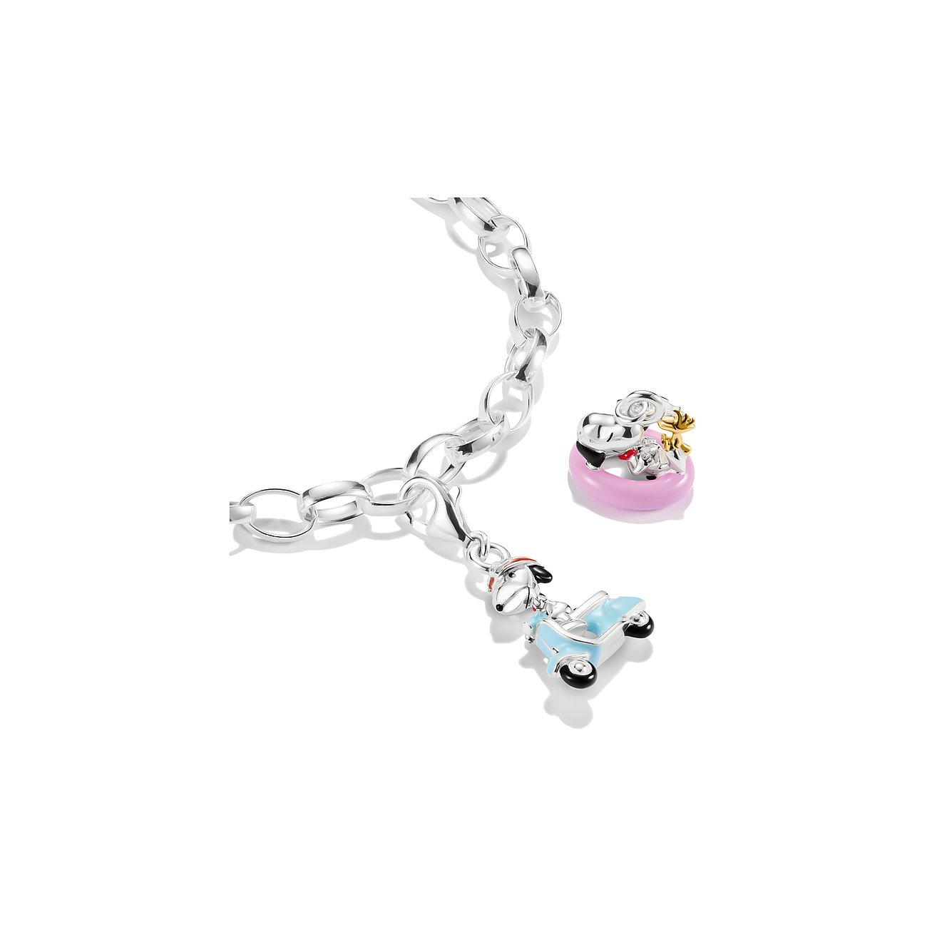 Ein glänzendes Thomas Sabo Armband aus 925er Silber mit zwei Snoopy Anhängern mit Emaille-Details auf weißem Grund.