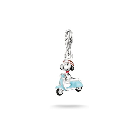 Thomas Sabo vedhængssmykke af 925 sterlingsølv og emalje, et Snoopy-motiv på en lyseblå scooter.