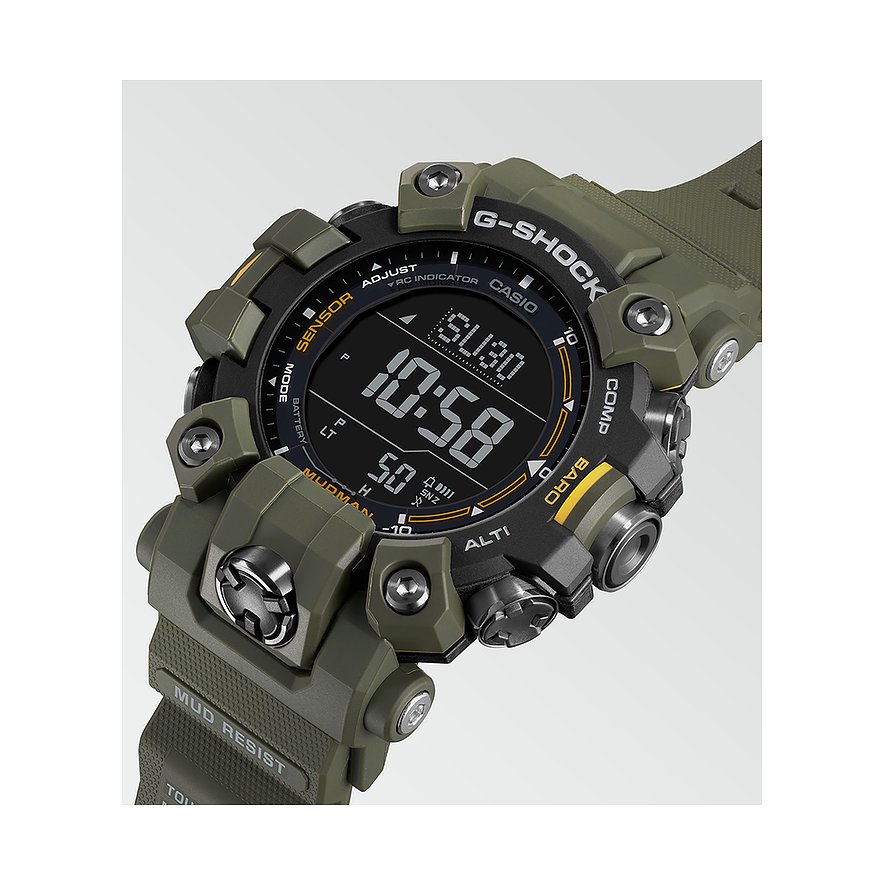Nahaufnahme einer olivgrünen G-Shock Herrenuhr aus Resin mit digitaler Anzeige, die 10:58 Uhr anzeigt.